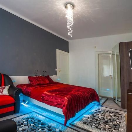 Luxury Air-Conditioned Family Apartment Spitalska Old Town บราติสลาวา ภายนอก รูปภาพ