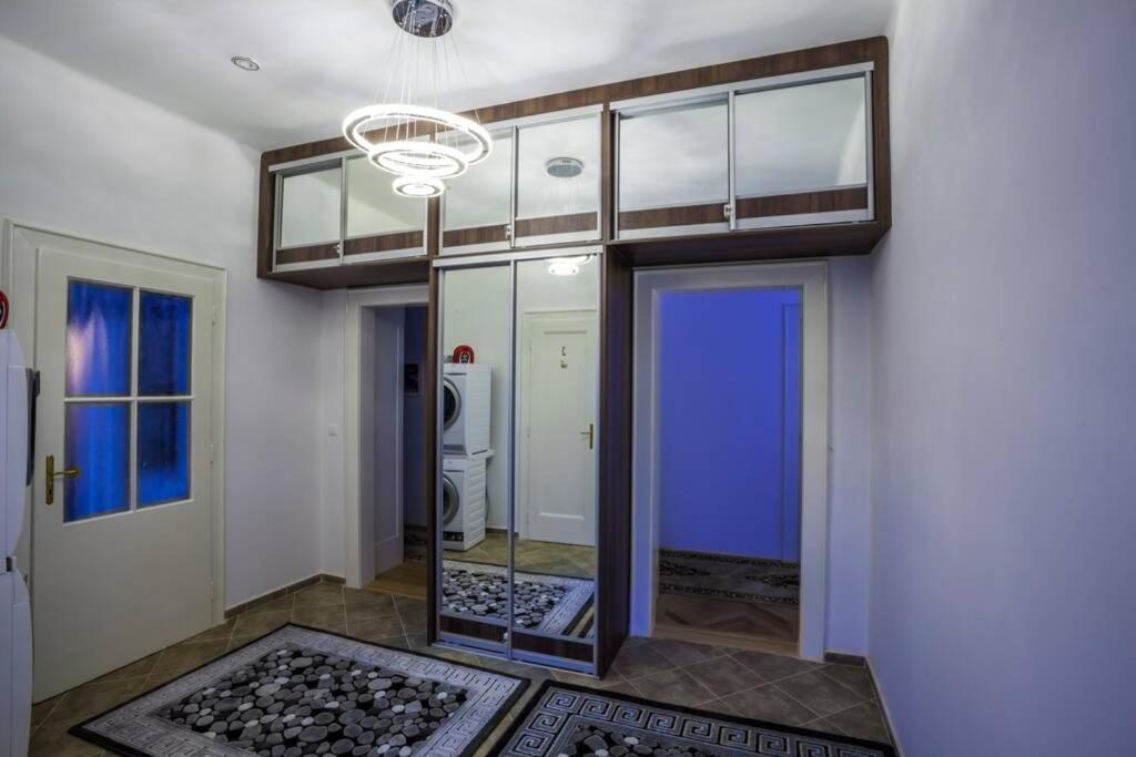 Luxury Air-Conditioned Family Apartment Spitalska Old Town บราติสลาวา ภายนอก รูปภาพ