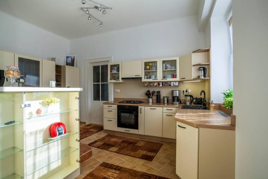 Luxury Air-Conditioned Family Apartment Spitalska Old Town บราติสลาวา ภายนอก รูปภาพ