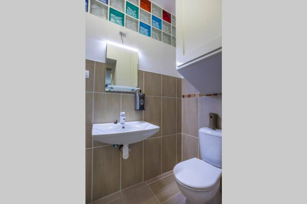 Luxury Air-Conditioned Family Apartment Spitalska Old Town บราติสลาวา ภายนอก รูปภาพ