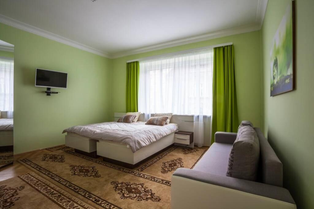 Luxury Air-Conditioned Family Apartment Spitalska Old Town บราติสลาวา ภายนอก รูปภาพ