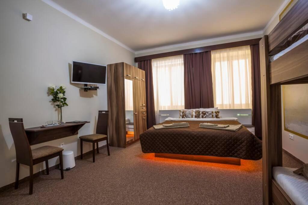 Luxury Air-Conditioned Family Apartment Spitalska Old Town บราติสลาวา ภายนอก รูปภาพ