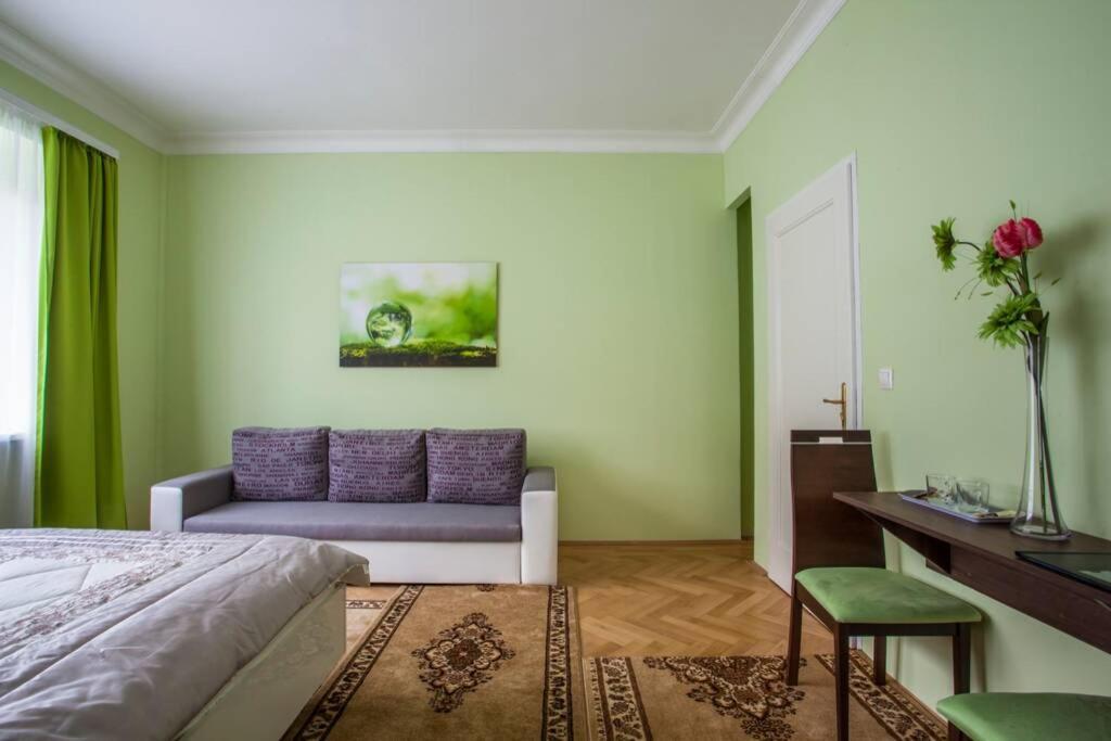 Luxury Air-Conditioned Family Apartment Spitalska Old Town บราติสลาวา ภายนอก รูปภาพ