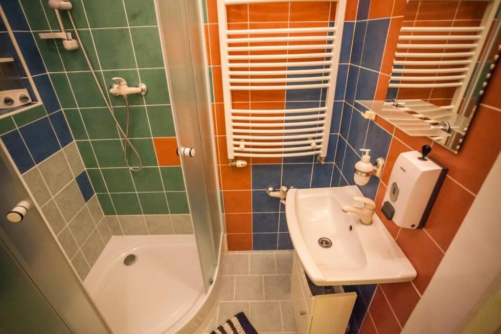 Luxury Air-Conditioned Family Apartment Spitalska Old Town บราติสลาวา ภายนอก รูปภาพ